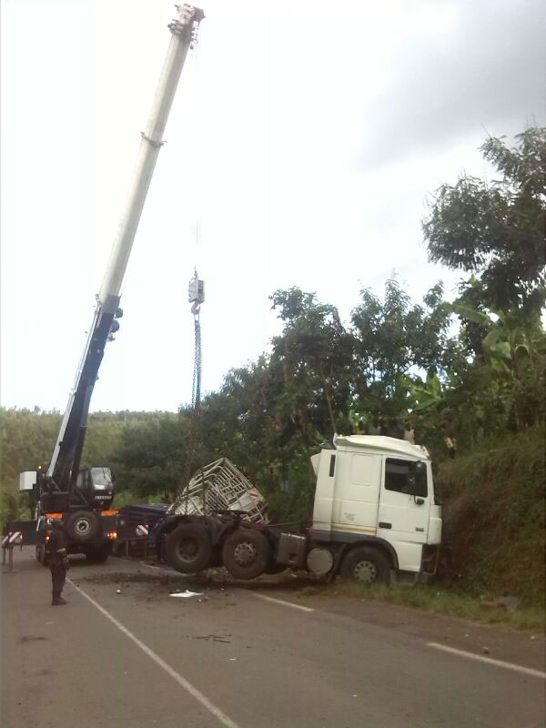 Aha polisi irakira mu muhanda imodoka zagonganye ngo umuhanda ufunguke.