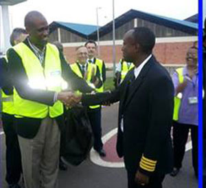 Aha umuyobozi mukuru wa RwandAir arashimira umuderevu Murabukirwa, Umunyarwanda wa mbere ubaye kapiteni wuzuye akemererwa kujya atwara indege nini nka Boeing 737