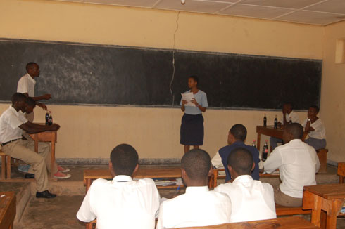 Uko abanyeshuri bari bahanganye mu ijonjora.