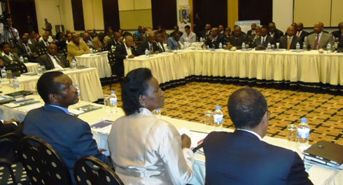 Abagize inzego za Leta n'iz'abikorera za Uganda n'u Rwanda biriwe mu biganiro byo kureba amahirwe yo gushora imari mu bihugu byombi.