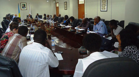 Inama yo gutegura inyandiko yo gufasha igihugu mu kugishakira abaterankunga yarimo abakozi ba IMF n'abayobozi b'ibigo binyuranye mu Rwanda.