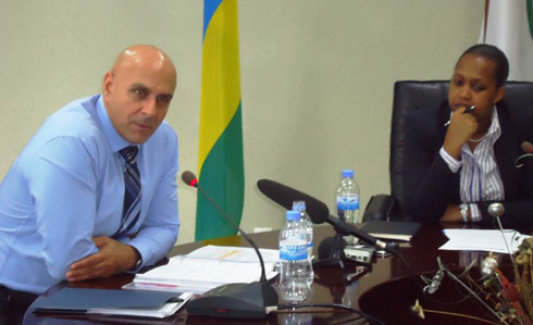 Umukuru wa IMF mu Rwanda Paulo Drummond, n