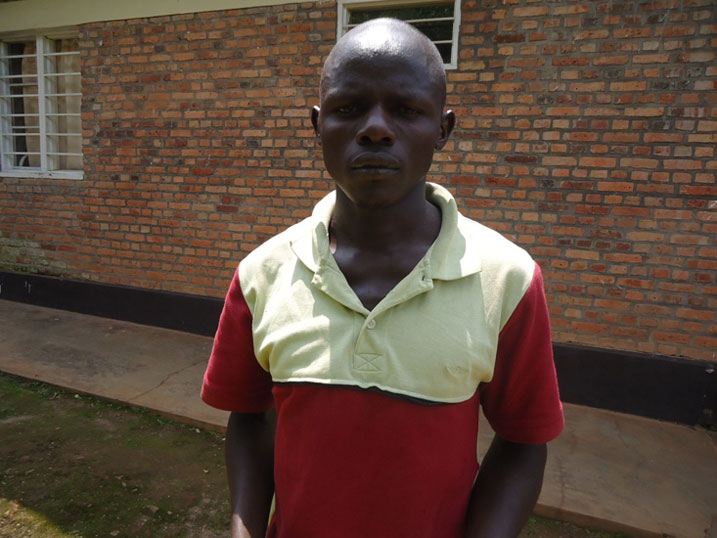 Rwangano Glibert yarwaye Hernie kuva mu mwaka wa 2000, ariko ngo yatangiye kumuzahaza muri 2014.