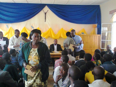 Umwe mu bakuriye ibimina bya mutuelle de sante mu murenge wa Rwankuba amaze gushikirizwa ishimwe.