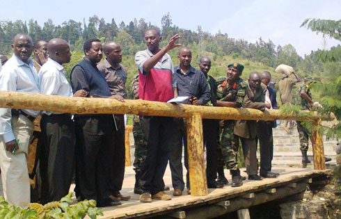 Rwiyemezamirimo asobanurira abayobozi ibyemezo yari yafatiye umugezi wanduye wisukaga mu Kivu.