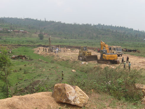 Rwiyemezamirimo yananiwe atararangiza umuhanda yapatanye gukora.