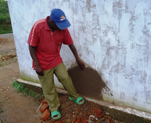 Ryashize yerekana aho bapfumuye inzu bagiye kumwiba.