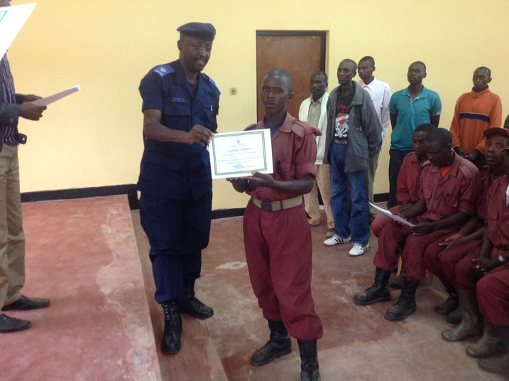 SP Ntakirutimana Janvier ahereza umwe mu bari bagize local defense force icyemezo cy'ishimwe.