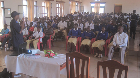 Umuyobozi wa community Policing ku rwego rw'igihugu arrashishikariza abanyeshuri kwirinda ibiyobyabwenge.
