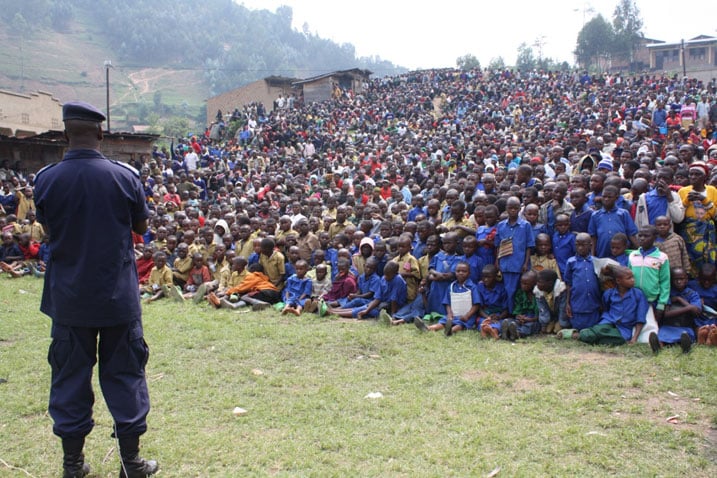 Ikiganiro cya Polisi mu karere ka Ngororero cyitabiriwe n'abaturage biganjemo abanyeshuri.