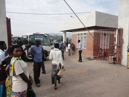 Saa mbili n'iminota itanu nibwo imodoka zari zemerewe gusohoka muri gare.