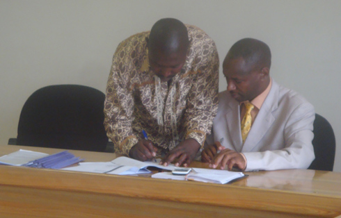 Umuyobozi w'akarere ka Rwamagana asinyana amasezerano y'inguzanyo y'aborozi n'umuyobozi w'Umurenge SACCO.