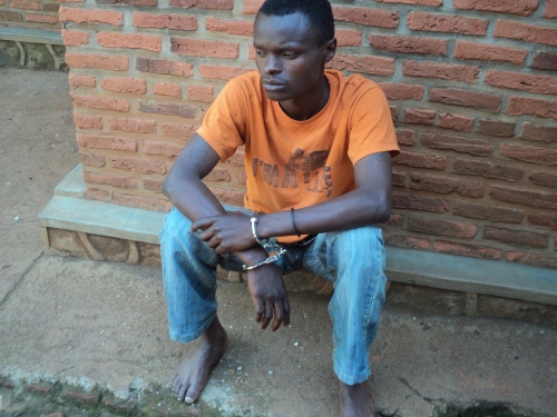 Kayinamura uzira kuba yarakubise mugenzi we basangiraga mu kabari kandi bitemewe kwihanira.