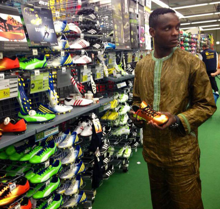 Nirisarike avuga ko kumenyera ubuzima bw'Uburayo ngo byabanje kumutonda ariko ubu yaramenyereye ameze neza.