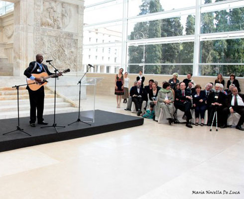 Jean Paul Samputu asanzwe atumirwa mu biganiro hirya no hino. Aha yari i Roma.