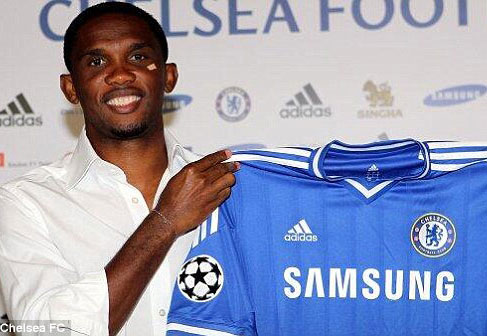 Samuel Eto'o yifotoranya umwambaro wa Chelsea.