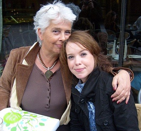 Eva Ottosson bizamushimisha kubona umukobwa we Sara yibarutse umwana. 