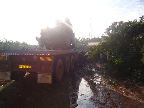 Scania yari itwaye amajerekani y'ubuki bumwe bwamenetse bukora ikidendezi hasi.