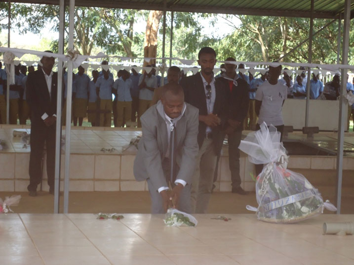Sebahana John, umuyobozi w'ishuri Nyamata Technical Secondary School ashyira indabyo kumva y'abazize Jenoside ku rwibutso rwa Nyamata.