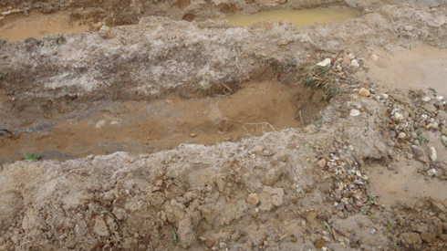 Hari abacukura amabuye mu migezi rwagati.