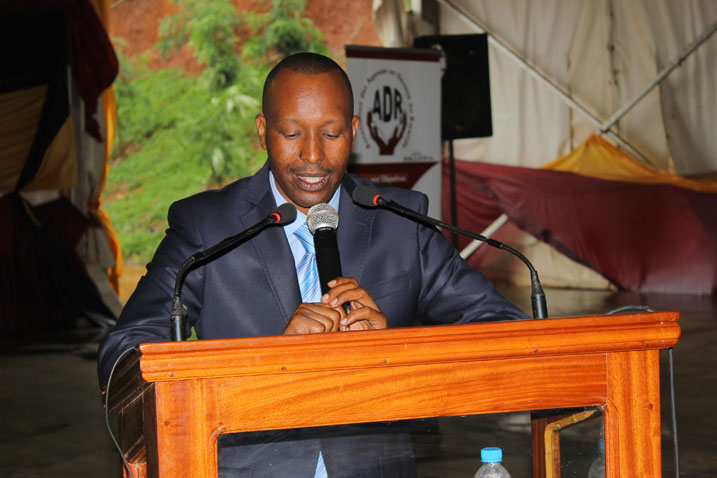 Seka Fred Uhagarariye Ishyirahamwe ryunganira abagana Gasutamo .