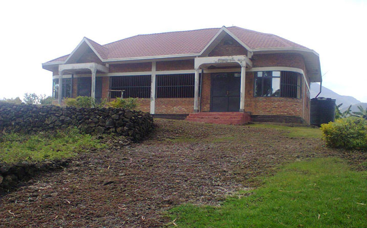 Selling Point ya Cyanika ni iyo nzu y'ubucuruzi yonyine igaragara ku mupaka wa Cyanika.