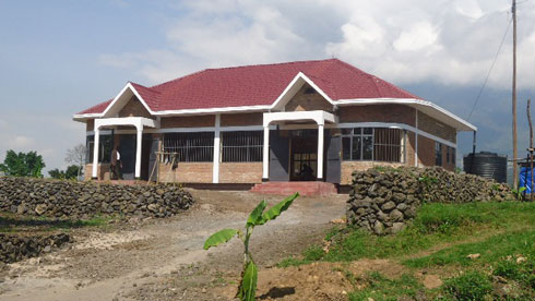 Selling Point ya Cyanika niyo nzu igaragara y'ubucuruzi iri ku mupaka wa Cyanika.