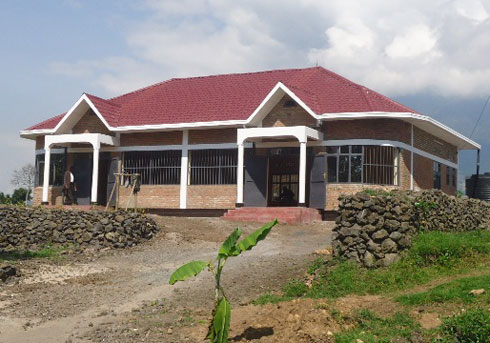 Selling Point ya Cyanika niyo nzu igaragara y'ubucuruzi iri ku mupaka wa Cyanika.