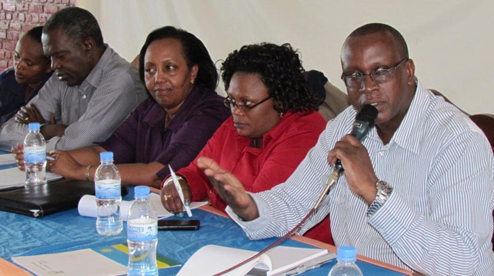 Sen Bizimana (iburyo) na bagenzi be baganira n'abaturage bo mu karere ka Rubavu ku bihungabanya umutekano.