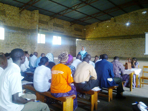 Senateri Harerimana Fatuma atanga ikiganiro kuri “Ndi umunyarwanda” mu murenge wa Busasamana mu karere ka Nyanza.