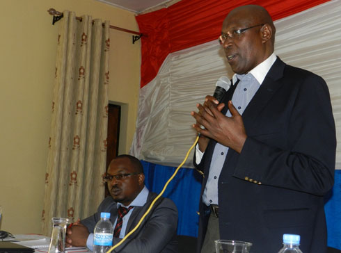 Senateri Karemera arasaba abanyamuryango ba FPR-Inkotanyi gufata iya mbere mu kuzamura ubukungu bw'igihugu.