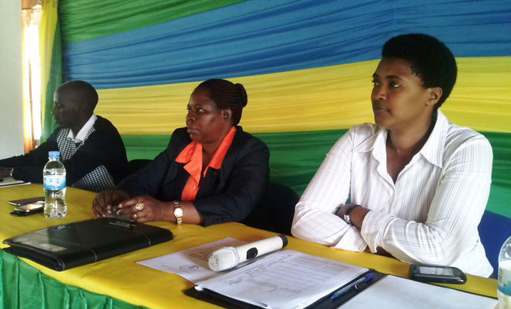 Senateri Mukankusi Perrine (hagati) na Mukabalisa Simbi Dative, umuyobozi wungirije ushinzwe imibereho myiza mu karere ka Karongi na Niyonsaba Cyriaque uyobora umurenge wa Bwishyura.