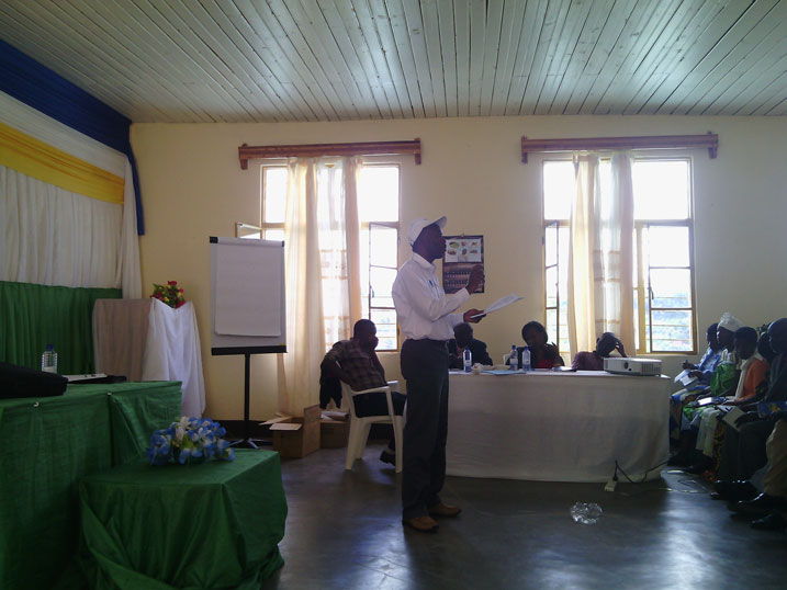 Senateri Niyongana aganira n'abarwanashyaka ba PSD mu karere ka Nyamagabe kuri gahunda ya "Ndi Umunyarwanda".