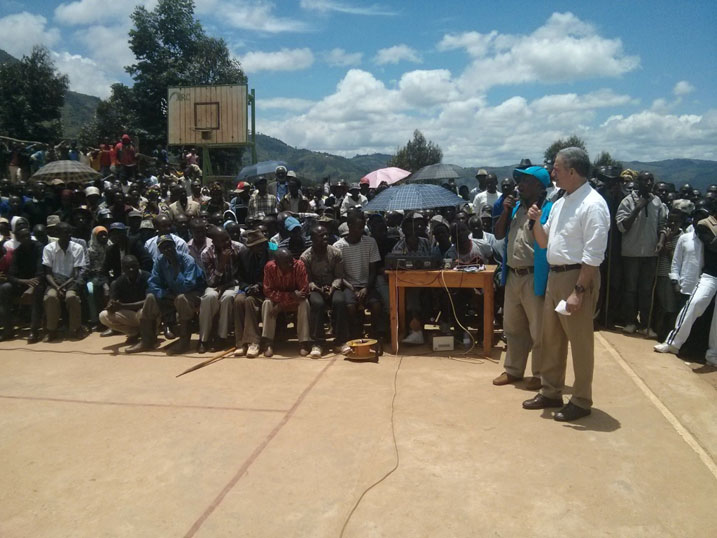 Senateri Russ Feingold aganira n'impunzi z'Abanyekongo ziri mu nkambi ya Kiziba mu karere ka Karongi.
