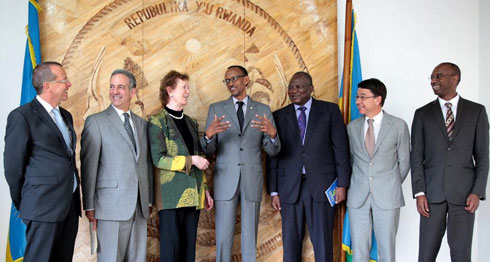 Senateri Russ Feingold yaherukaga mu Rwanda taliki 18/10/2013 ari kumwe n