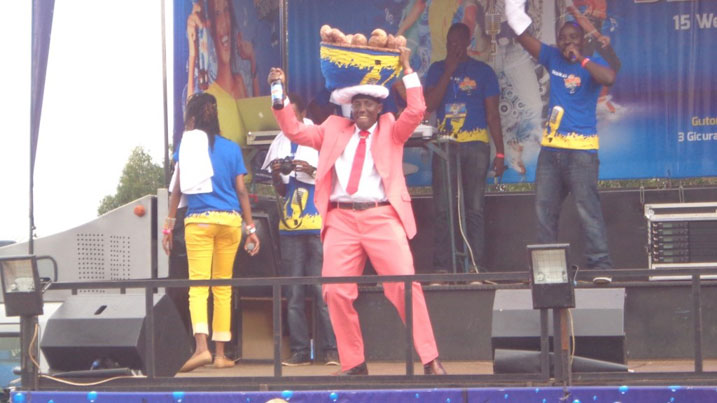 Senderi yaje ku rubyiniro n'igitebo cy'ibijumba ku mutwe.