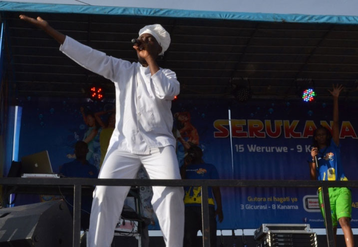 Senderi yaje yambaye nk'umutetsi ngo kuko mu Ruhango hera ubugari cyane.