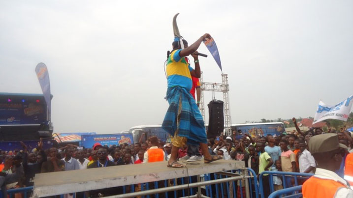 Senderi yari yambaye rugabire mu birenge nk'umushumba uragiye inka.