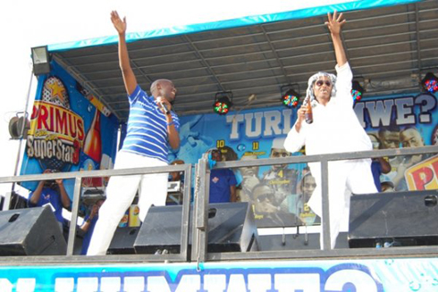 Senderi yazanye na Kanyombya kuri stage.