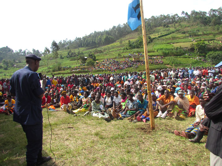 Senior Spt Gilbert Ruhorahoza asobanurira abatuye Kamubuga ko ubuyobozi butabereyeho gufunga ahubwo kwigisha.