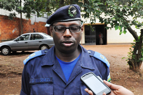 Senior Supt. Mwiseneza asobanura uko ubujura bwakozwe.