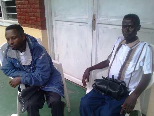 Sergent Habimana (ibumoso) arikumwe na Sergent Emmanue lNsanzimana .