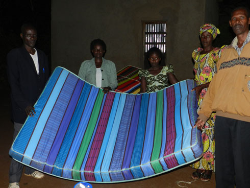 Serivisi zo kuzigama bahawe n'Umurenge SACCO zabafashije kuremera imifariso ababaga muri Nyakatsi yo ku buriri.