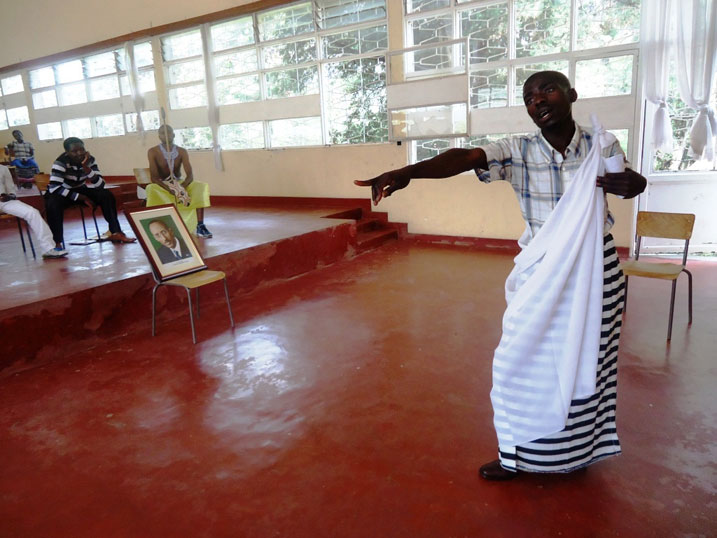 Serugendo John wo muri Nyabihu, icyo yavugaga cyose ko u Rwanda rwateyeho imbere, yerekanaga ifoto ya Perezida Kagame yari yitwaje.