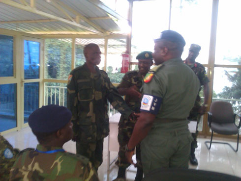 Sgt Maj Kusukana ubwo yashyikirizwaha umuyobozi wa JMV Col.Mahoungu.