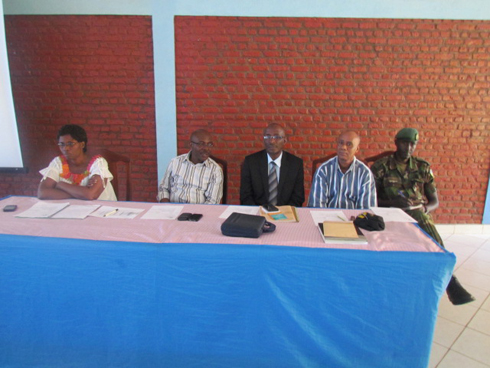 Sheih Habimana Saleh na Rev. Masasu (bombi hagati) mu nama n