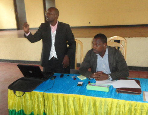 Shami ukuriye abanyamakuru baharanira guteza imbere umuco nyarwanda hamwe na Clement Twizerimana ushinzwe umuco muri Musanze.