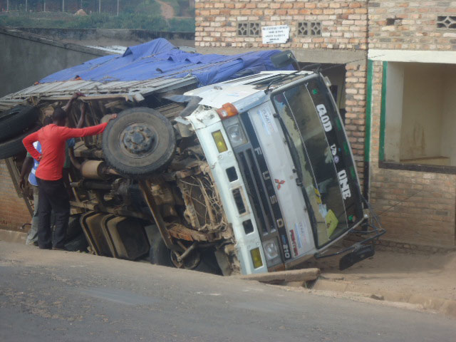 Shoferi ngo yabonye akomeje imbere yagonga ibeni yari imuri imbere ahitamo kugwa mu muferege.