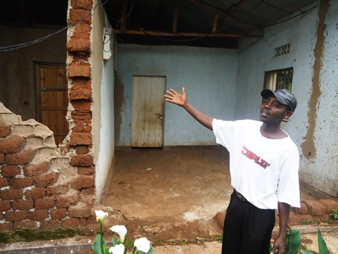 Bayisenge inzu ye yaraguye kubera ko yubatswe nabi