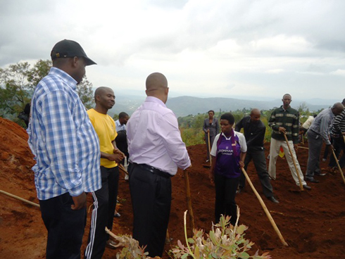Umuyobozi wa DWA yifatanyije n'abandi mu gusiza ibibanza bizubakwamo amazu y'imfubyi n'abapfakazi ba Jenoside mu murenge wa Shyorongi